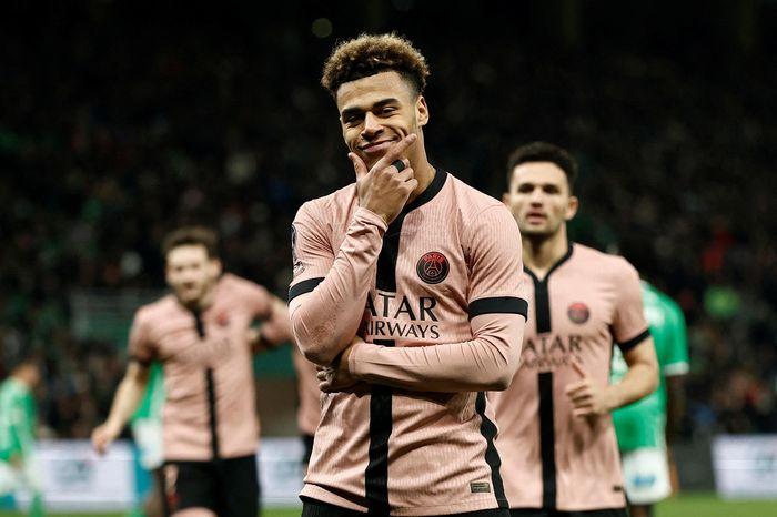 Huấn luyện viên Luis Enrique chỉ đạo chiến thuật cho các cầu thủ Paris Saint-Germain trong một buổi tập, nhấn mạnh việc xây dựng lối chơi tập thể đoàn kết