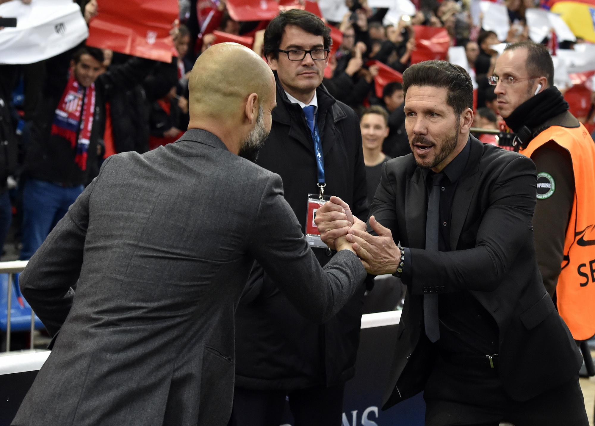 Pep Guardiola, một trong những huấn luyện viên vĩ đại của bóng đá Tây Ban Nha, đang chỉ đạo chiến thuật trên sân tập.