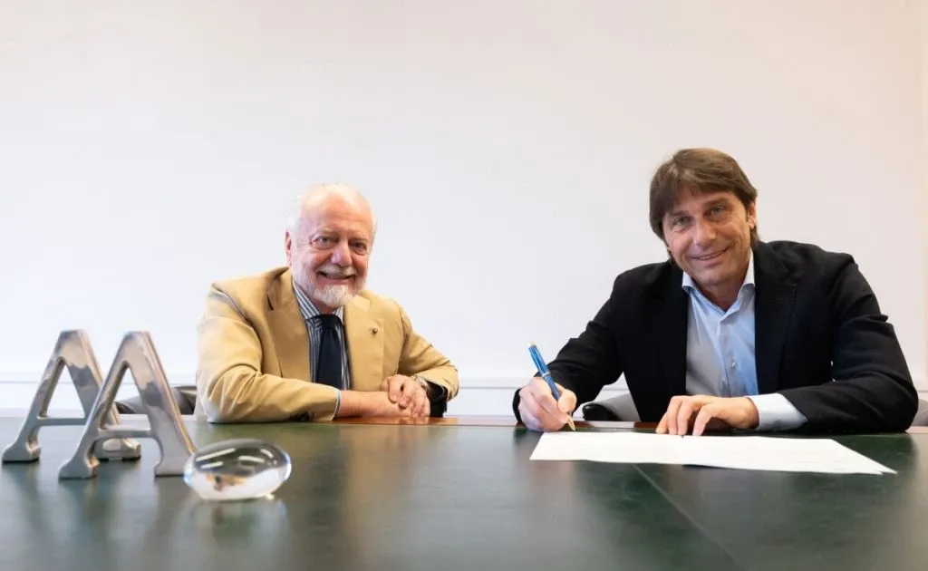 Huấn luyện viên Rudi Garcia đang chỉ đạo chiến thuật cho các cầu thủ AS Roma trên sân tập.
