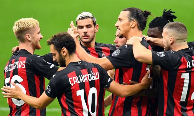Huấn luyện viên Stefano Pioli đang đưa ra chỉ đạo chiến thuật bên đường biên, nhấn mạnh vai trò then chốt trong chiến lược duy trì đội hình AC Milan ổn định