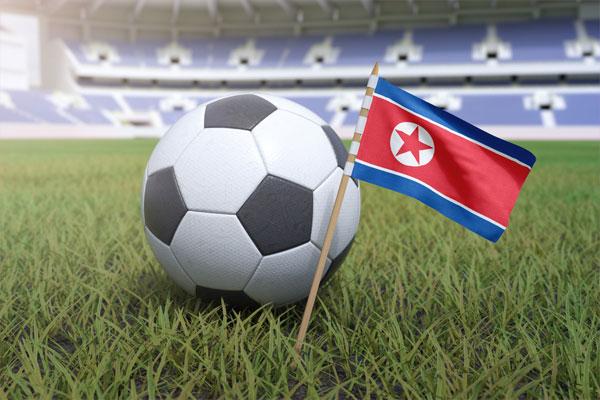 Hình ảnh buổi tập sôi nổi tại một học viện bóng đá trẻ của câu lạc bộ Serie A, thể hiện sự đầu tư vào tương lai bóng đá Ý.
