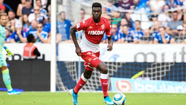 Huấn luyện viên AS Monaco đang chỉ đạo chiến thuật cho các cầu thủ trên sân tập, yếu tố then chốt trong sự thăng tiến ổn định của câu lạc bộ.