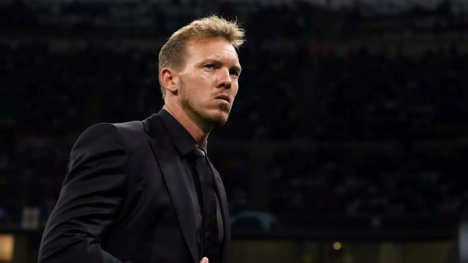 Huấn luyện viên Bundesliga hiện đại như Julian Nagelsmann đang phân tích và chỉ đạo chiến thuật bên đường biên