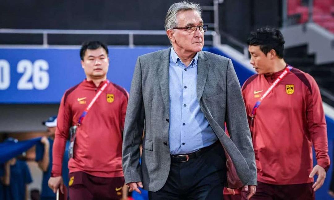 Huấn luyện viên Bundesliga đang phân tích chiến thuật phòng ngự phản công trên sa bàn hoặc máy tính bảng, thể hiện sự chuẩn bị kỹ lưỡng.