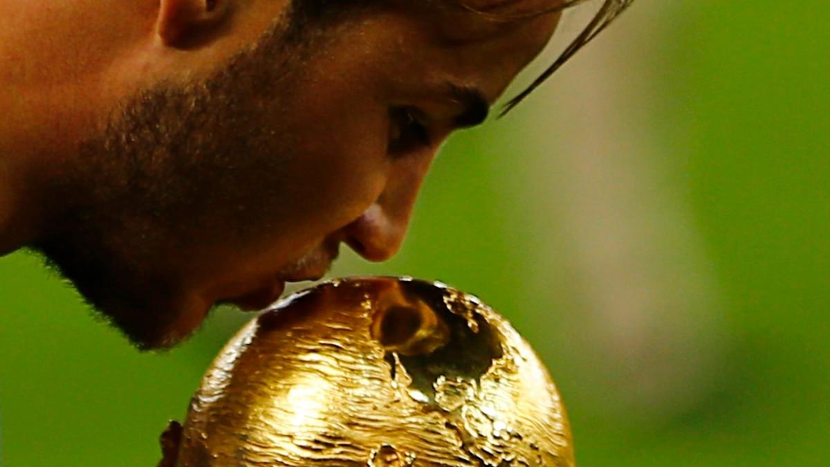 Joachim Löw, huấn luyện viên đội tuyển Đức, ăn mừng chức vô địch World Cup 2014 cùng các cầu thủ tại Brazil.
