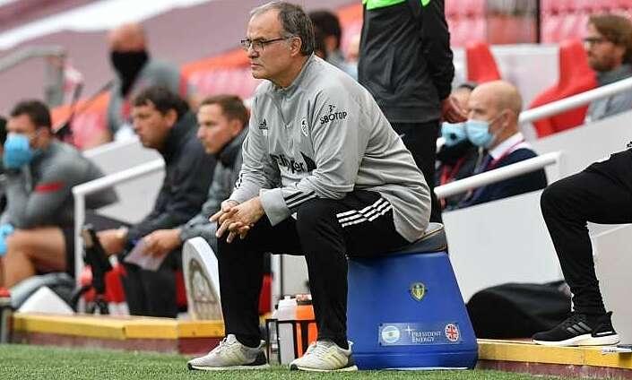 Huấn luyện viên Marcelo Bielsa chỉ đạo chiến thuật bên đường biên trong một trận đấu của Leeds United tại Premier League