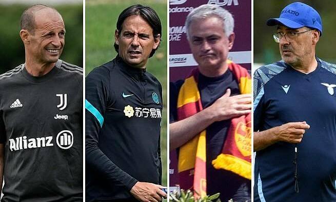 Huấn luyện viên Maurizio Sarri đang chỉ đạo chiến thuật cho các cầu thủ Lazio trong một buổi tập gần đây nhằm cải thiện lối chơi.