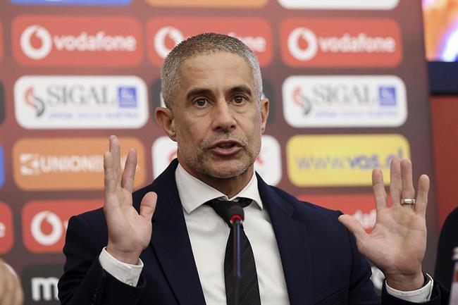 Huấn luyện viên đội bóng nhỏ Serie A đang nhiệt huyết chỉ đạo chiến thuật bên đường biên, thể hiện vai trò quan trọng