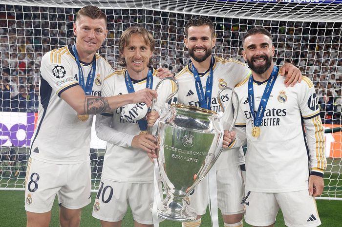 Zinedine Zidane nâng cao chiếc cúp Champions League cùng Real Madrid, biểu tượng cho thành tích lịch sử 3 lần vô địch liên tiếp.