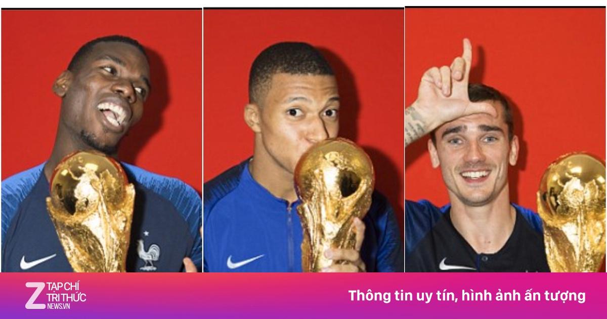 Khoảnh khắc Hugo Lloris, đội trưởng đội tuyển Pháp, nâng cao chiếc cúp vàng World Cup 2018 đầy tự hào sau chiến thắng.