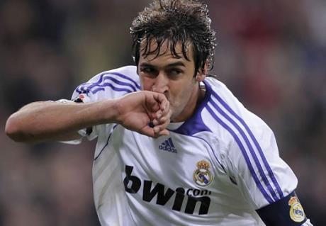 Huyền thoại Raúl González ăn mừng bàn thắng trong màu áo Schalke 04, minh chứng cho sự thành công của cầu thủ Tây Ban Nha ở Bundesliga.