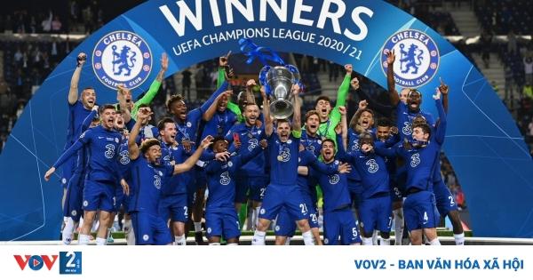 Toàn đội Inter Milan nâng cao chiếc cúp Scudetto ăn mừng chức vô địch Serie A mùa giải 2020-2021 đầy cảm xúc.