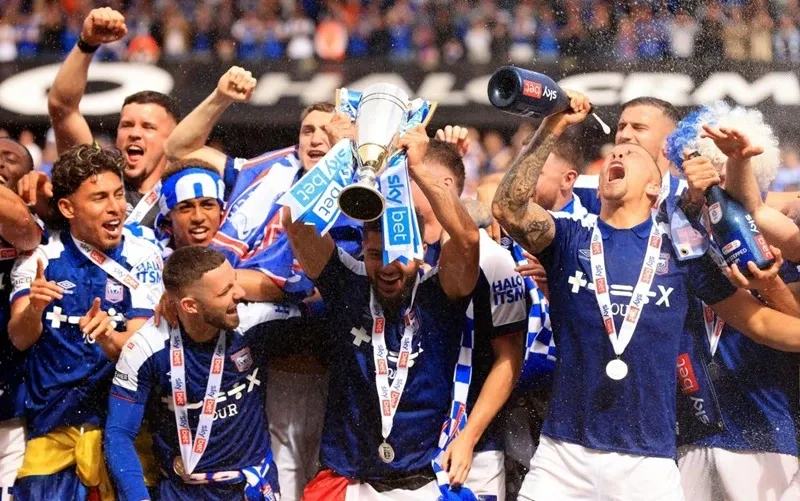 Cầu thủ và người hâm mộ Ipswich Town ăn mừng thăng hạng Premier League sau nhiều năm chờ đợi mùa giải 2023-24
