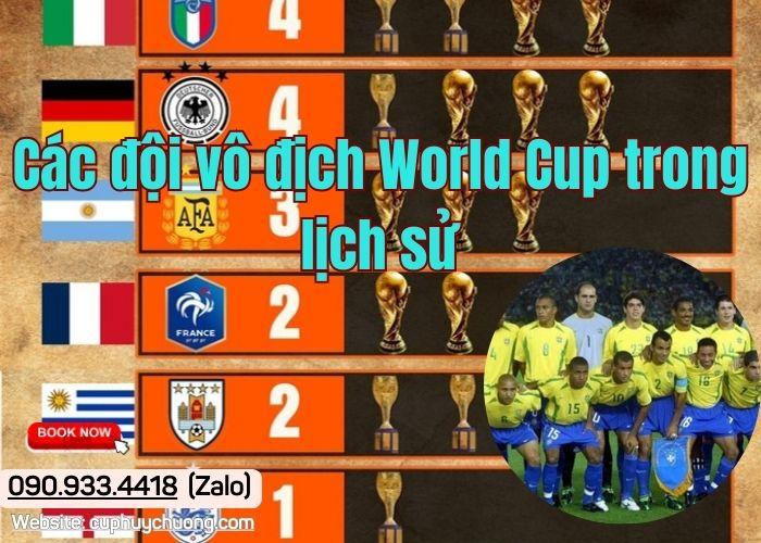 Đội tuyển Italia nâng cao cúp vàng vô địch World Cup 2006 sau chiến thắng kịch tính trước Pháp trong trận chung kết lịch sử