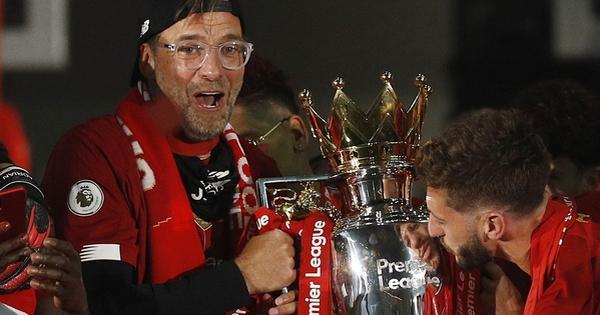 HLV Jurgen Klopp ăn mừng cuồng nhiệt cùng các cầu thủ Liverpool sau một chiến thắng quan trọng mùa giải 2019-2020