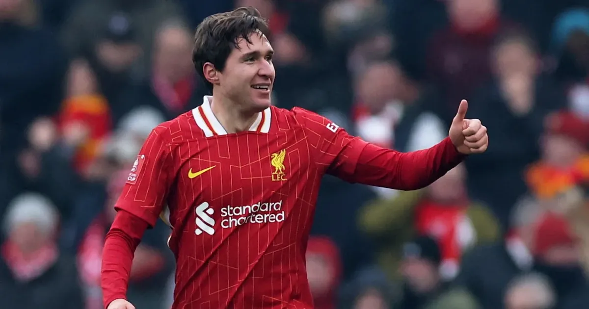Hình ảnh Jurgen Klopp ăn mừng đầy cảm xúc cùng các cầu thủ Liverpool sau một bàn thắng quan trọng tại sân Anfield, thể hiện tinh thần máu lửa và sự gắn kết của đội bóng.