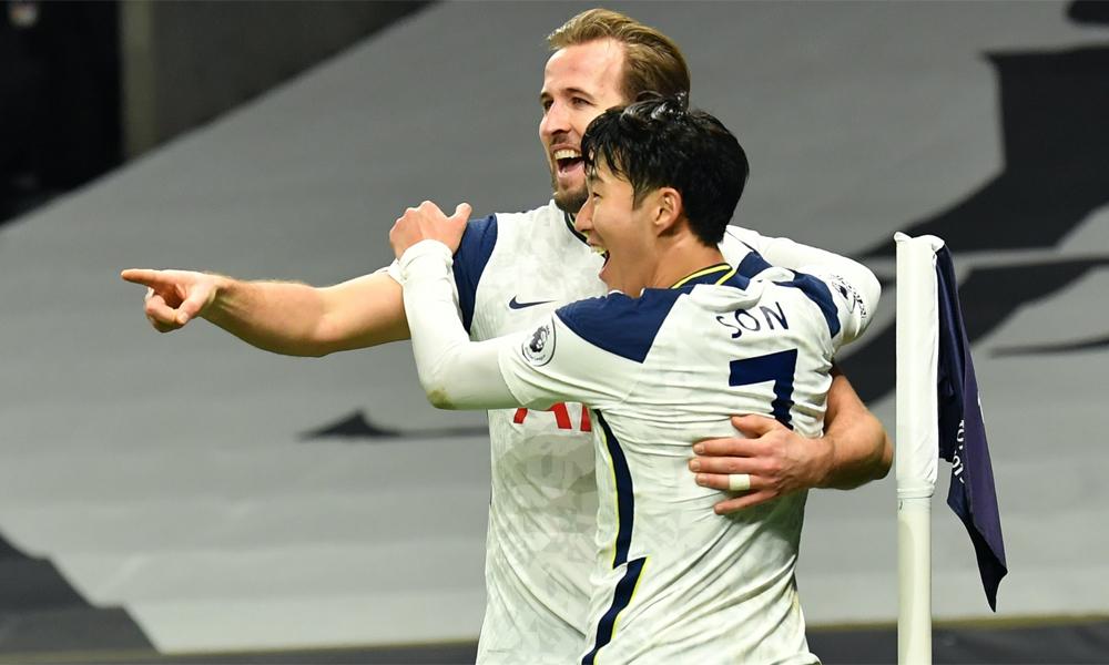 Harry Kane và Son Heung-min ăn mừng bàn thắng cho Tottenham Hotspur, thể hiện sự ăn ý tuyệt vời của bộ đôi này dưới thời Mourinho.