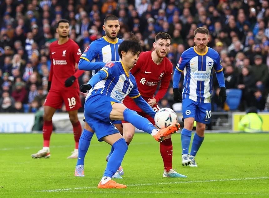 Ngôi sao Kaoru Mitoma của Brighton thể hiện kỹ thuật đi bóng lắt léo qua hậu vệ đối phương