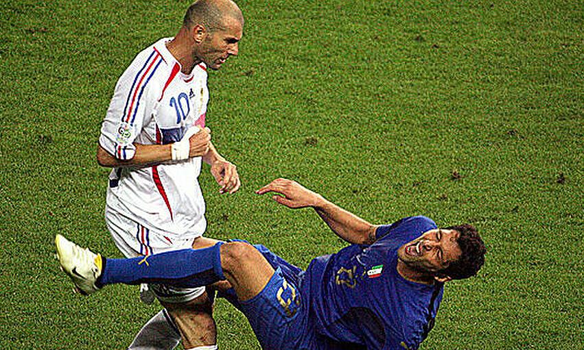 Hình ảnh Zinedine Zidane nhận thẻ đỏ sau pha húc đầu Materazzi nổi tiếng trận chung kết World Cup 2006 Pháp Ý