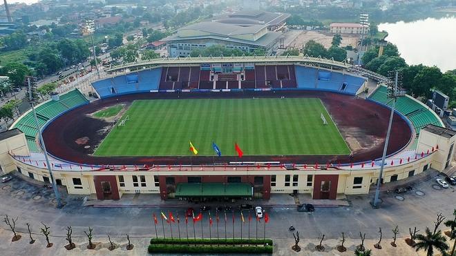 Bầu không khí sôi động và cuồng nhiệt trên khán đài sân vận động Serie A trong trận đấu quyết định ngôi vô địch