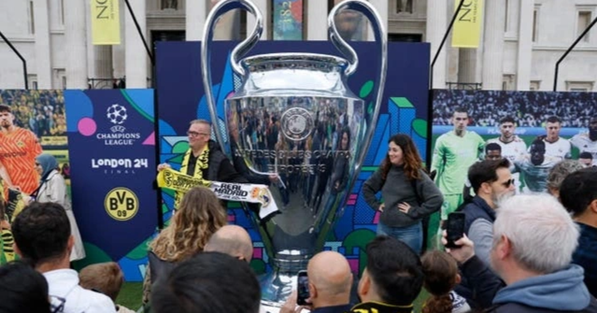 Không khí cuồng nhiệt của cổ động viên Bayern Munich và Borussia Dortmund trước thềm trận chung kết Champions League 2013 tại Wembley.