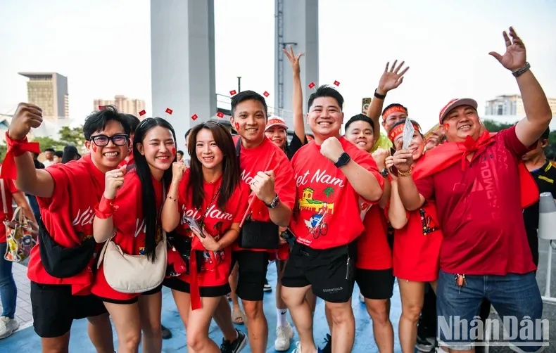 Không khí sôi động cổ động viên tại sân vận động World Cup bóng đá nữ 2019 Pháp
