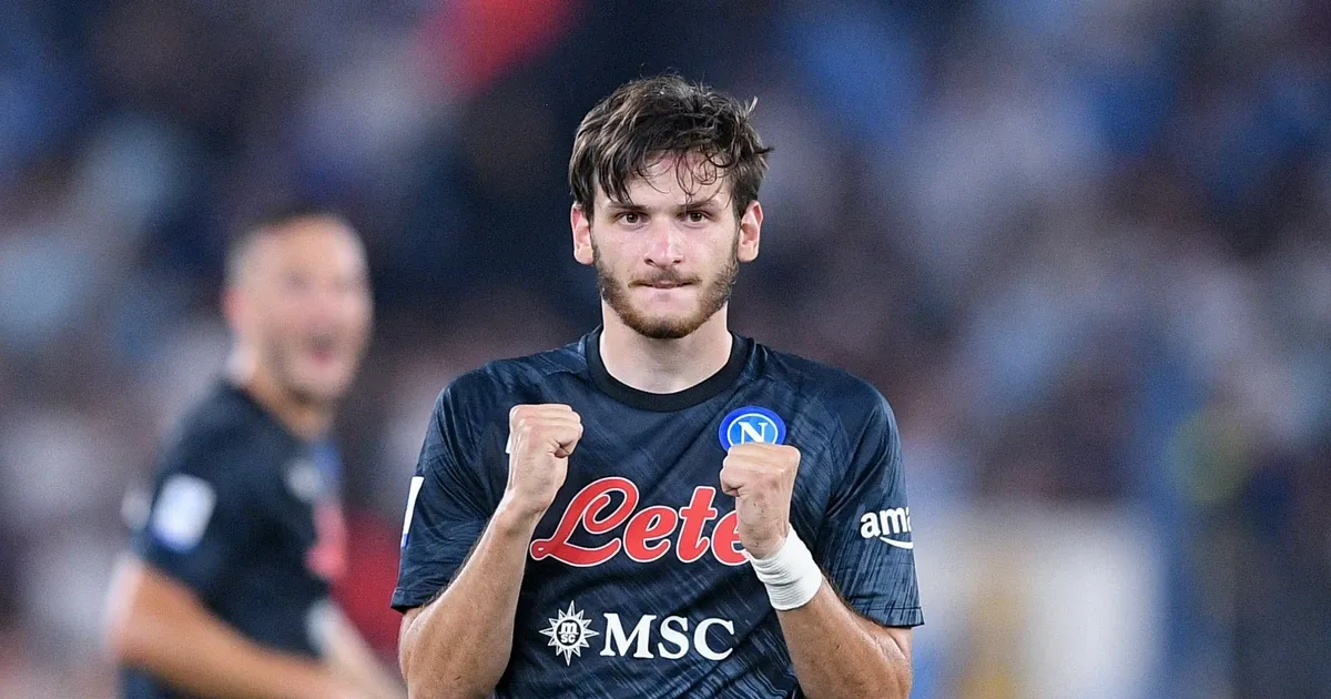 Khvicha Kvaratskhelia và Victor Osimhen phối hợp ăn ý trên hàng công Napoli thể hiện sự thích nghi với thay đổi chiến thuật ở Serie A