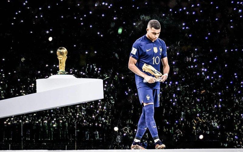 Khoảnh khắc Kylian Mbappé nâng cao chiếc cúp vàng World Cup 2018 cùng đội tuyển Pháp, đỉnh cao trong sự nghiệp quốc tế của anh.