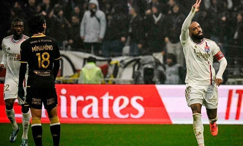 Alexandre Lacazette của Lyon dẫn dắt hàng công trong trận đấu đáng chú ý với PSG tại chung kết Cúp Pháp