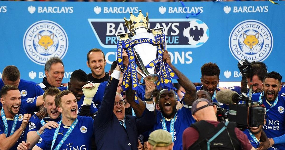 Khoảnh khắc các cầu thủ Leicester City nâng cao chiếc cúp vô địch Premier League 2015-2016 lịch sử