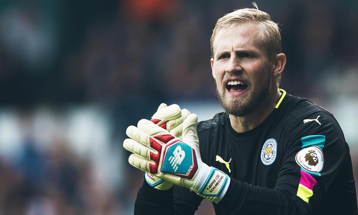 Đội trưởng Kasper Schmeichel và Chủ tịch Aiyawatt Srivaddhanaprabha cùng nâng cao chiếc cúp FA lịch sử 2021
