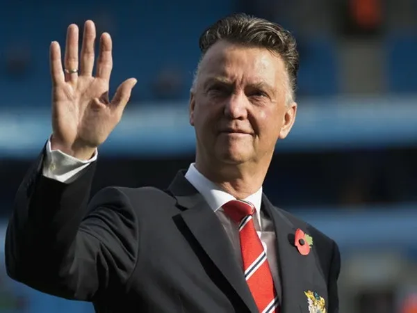 Huấn luyện viên Louis van Gaal nâng cao chiếc cúp FA cùng các cầu thủ Manchester United
