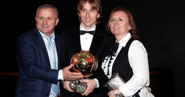 Luka Modrić với giải thưởng Quả Bóng Vàng 2018, minh chứng cho sự nghiệp xuất sắc và ảnh hưởng to lớn tại Real Madrid.