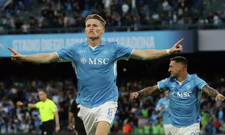 Cặp tiền đạo Romelu Lukaku và Lautaro Martinez ăn mừng bàn thắng quan trọng cho Inter Milan trong mùa giải Serie A 2020-2021.