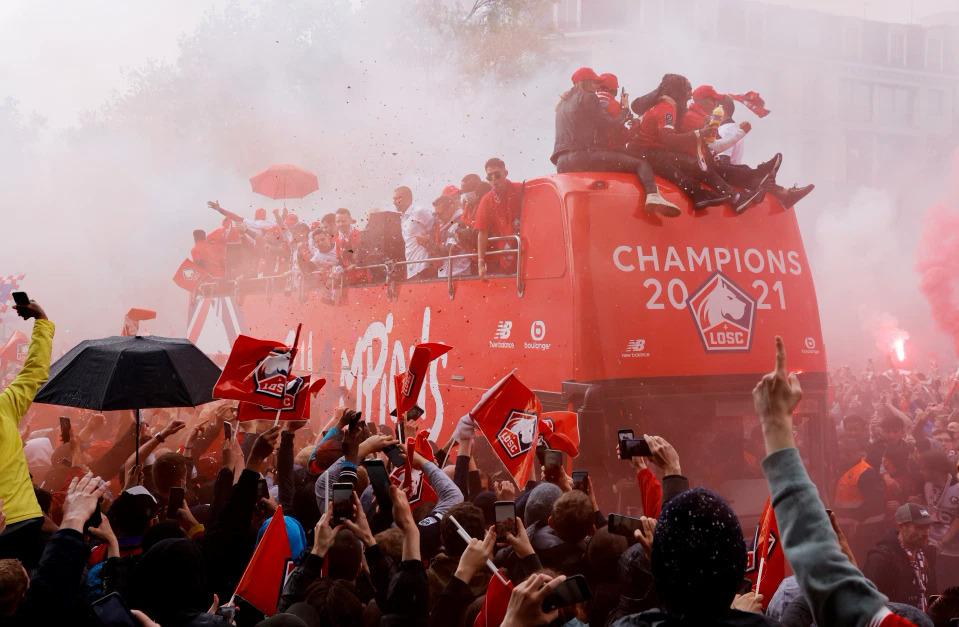 Đội hình Lyon ăn mừng chức vô địch Ligue 1 trong giai đoạn huy hoàng nhất lịch sử câu lạc bộ đầu thế kỷ 21. 