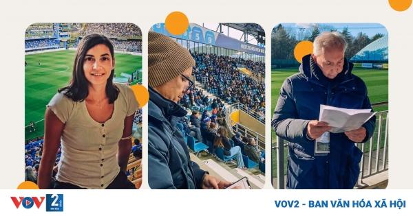 Tuyển trạch viên Ligue 1 đang chăm chú theo dõi một trận đấu để tìm kiếm những cầu thủ trẻ tài năng cho câu lạc bộ
