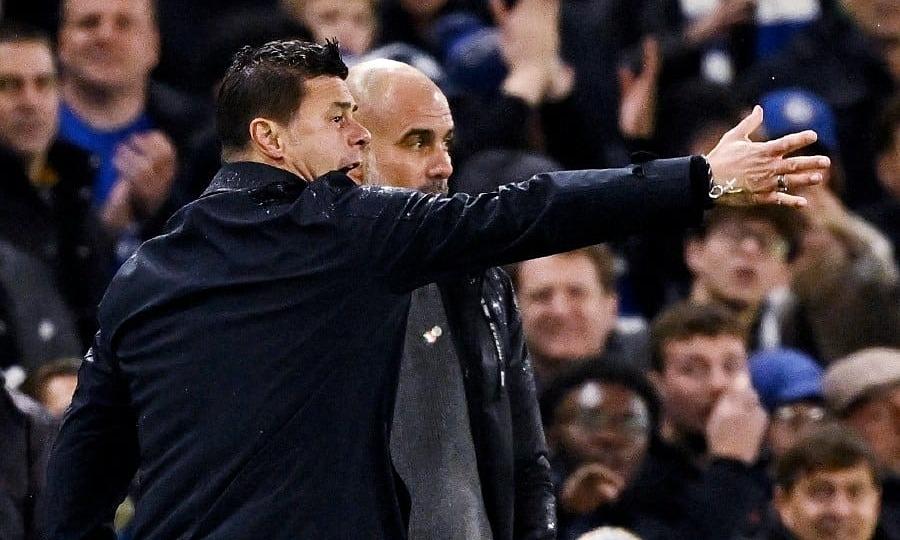 Hình ảnh Mauricio Pochettino đang tập trung cao độ chỉ đạo chiến thuật cho các cầu thủ Chelsea từ khu vực kỹ thuật bên đường biên.