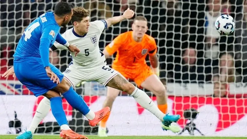 Hình ảnh Kylian Mbappé tự tin đeo băng đội trưởng, dẫn dắt các đồng đội đội tuyển Pháp ra sân thi đấu trong một trận cầu quốc tế