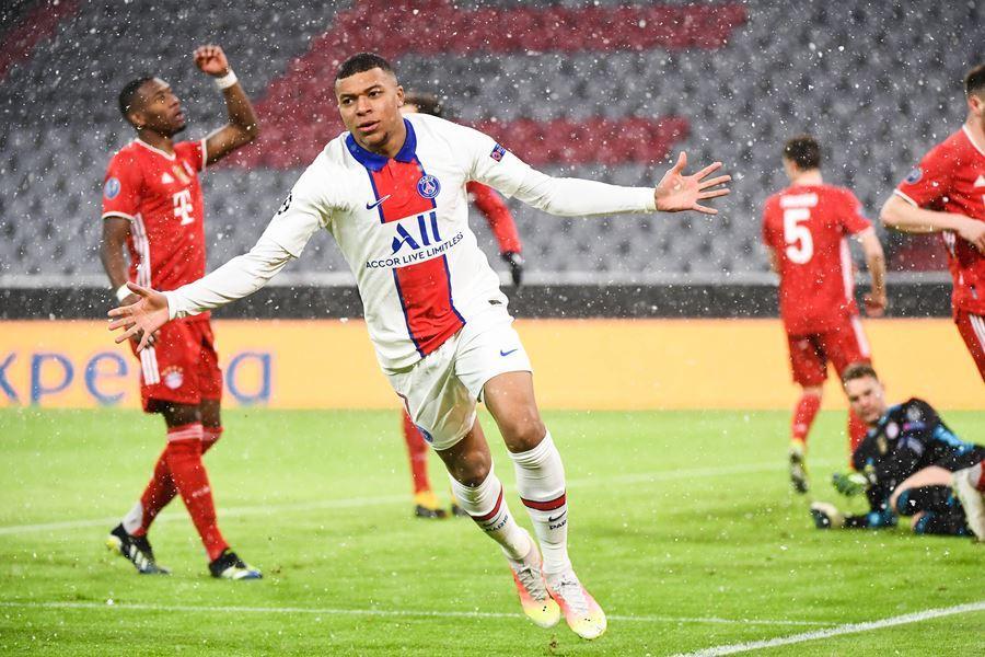 Kylian Mbappé ăn mừng bàn thắng vào lưới Bayern Munich trong trận tứ kết lượt đi Champions League đầy kịch tính