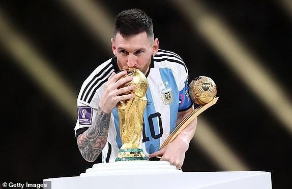 Kylian Mbappé nhận giải thưởng Chiếc Giày Vàng World Cup 2022 tại Qatar, khẳng định vị thế vua phá lưới dù Pháp về nhì.