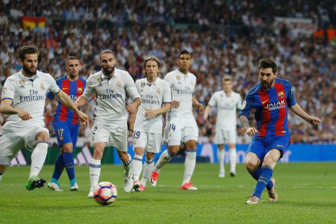Khoảnh khắc ăn mừng kinh điển của Lionel Messi giơ áo đấu trước CĐV Real Madrid sau bàn thắng quyết định phút cuối trận El Clasico 2017.