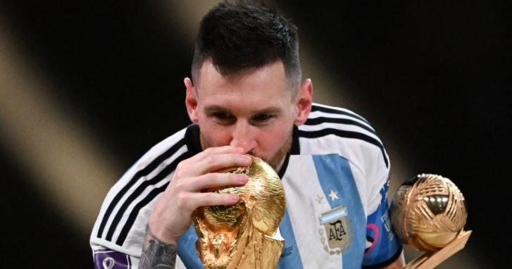 Messi truyền cảm hứng cho các cầu thủ trẻ La Masia và đồng đội tại Barcelona, nâng tầm đội bóng bằng tài năng.