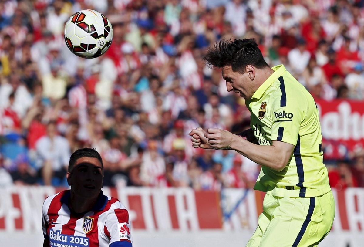 Lionel Messi thể hiện sự gắn kết với đồng đội trong buổi tập của đội bóng Barcelona tại Camp Nou, yếu tố quan trọng cho thành công.
