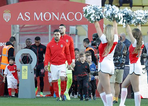 Sân vận động Stade Louis II của AS Monaco, minh họa chiến lược chuyển nhượng thông minh và thành công bền vững tại giải đấu Ligue 1.