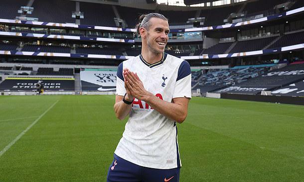 José Mourinho trong buổi họp báo ra mắt CLB Tottenham Hotspur, thể hiện sự tự tin và quyết tâm.