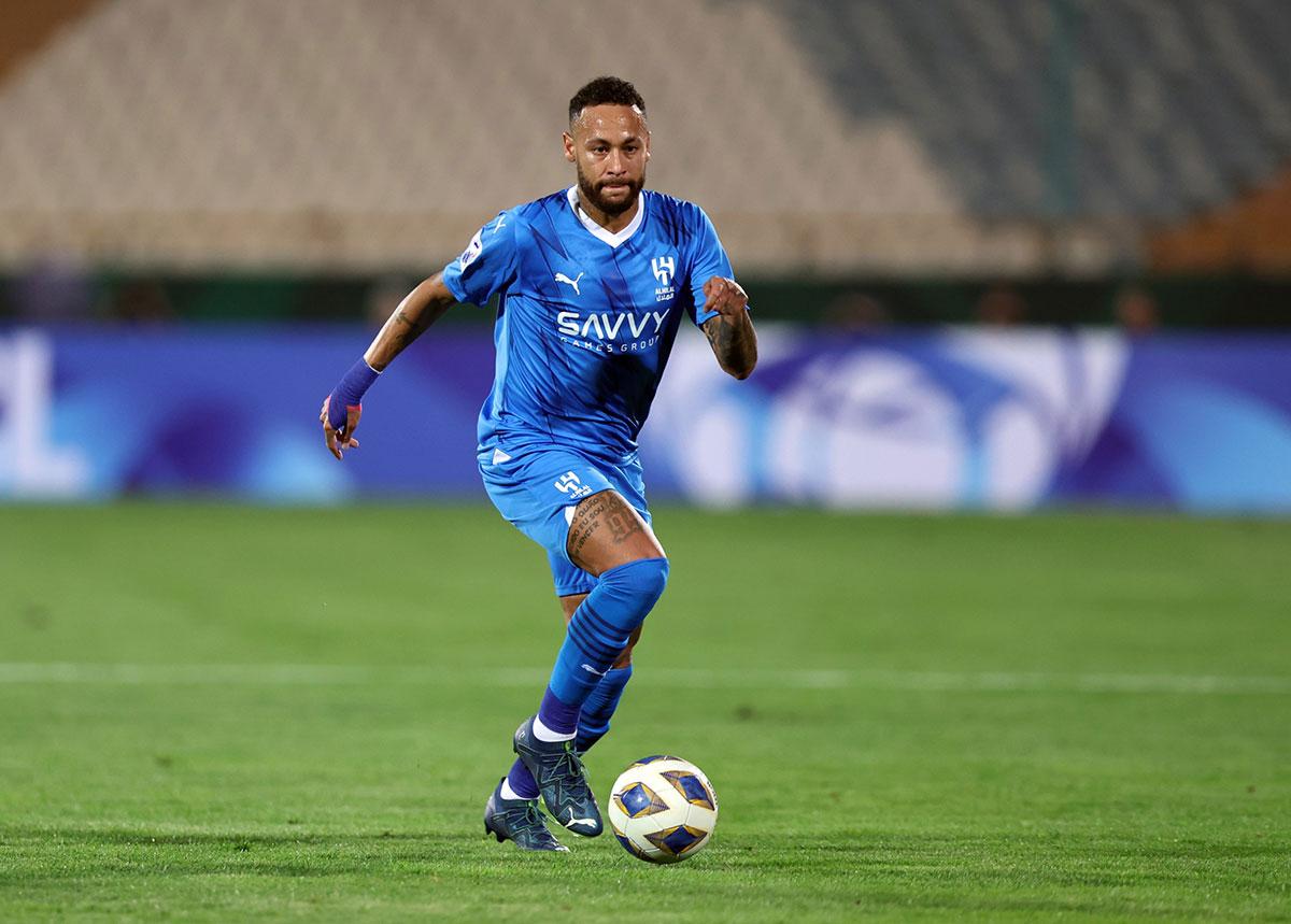 Neymar thực hiện quả phạt đền gây tranh cãi gỡ hòa cho PSG trong trận đấu đáng nhớ gặp Lyon mùa giải 2021-2022.