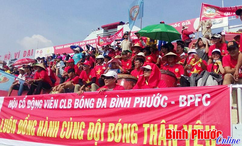 Các cổ động viên nhiệt tình đang cổ vũ cho đội bóng yêu thích của họ tại một trận đấu Serie C ở Ý, thể hiện sự gắn kết cộng đồng và sức sống của bóng đá địa phương