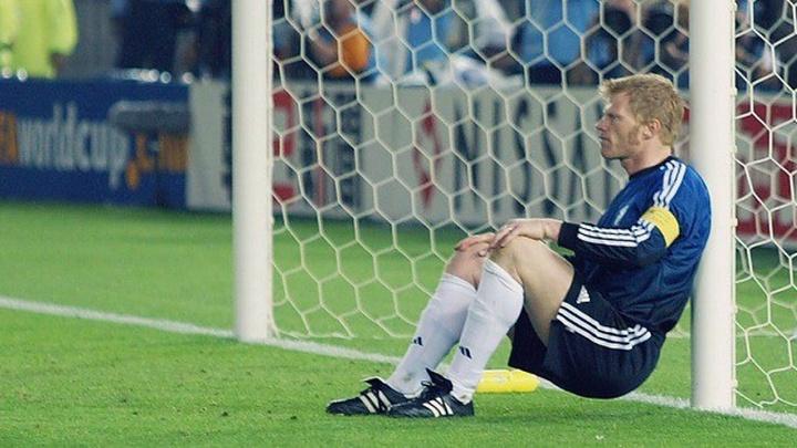Thủ môn huyền thoại Oliver Kahn thể hiện tinh thần chiến đấu mãnh liệt, biểu tượng cho ý chí của Bayern Munich.