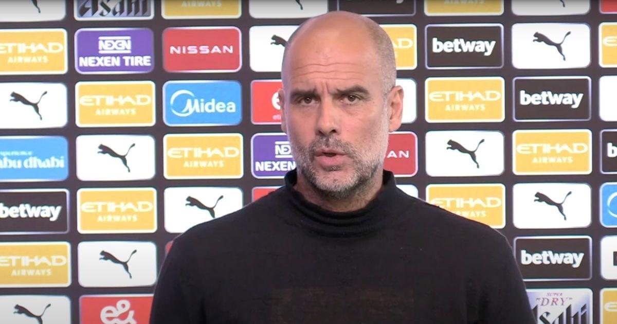 HLV Pep Guardiola đang chỉ đạo chiến thuật cho các cầu thủ Man City bên đường biên trong một trận đấu căng thẳng
