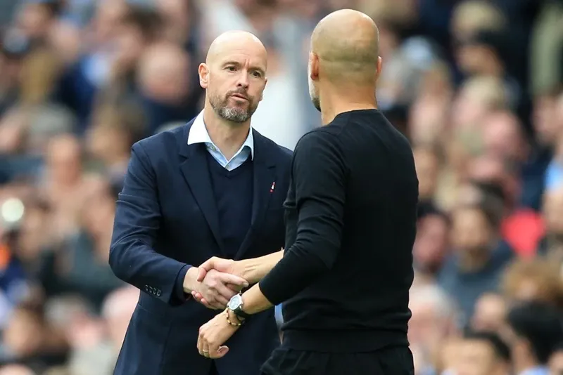 Huấn luyện viên Pep Guardiola và Erik ten Hag bắt tay trước trận derby Manchester